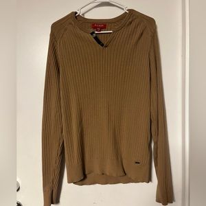 It’s a guess XL men’s sweater, it’s tan colored